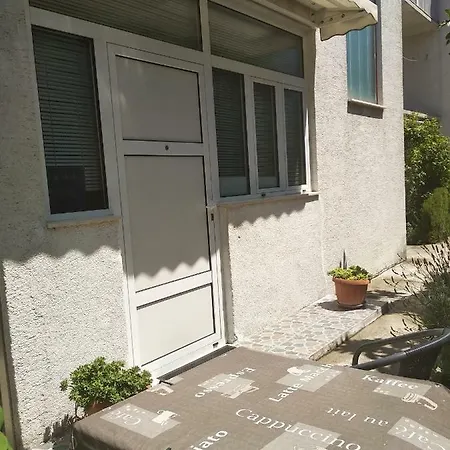 Apartment Fjaka *